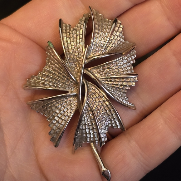 Vintage brooch abstract silver tone pin leaf leaves nature jewelry - Picture 3 of 10